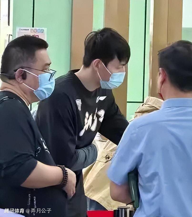 在嘉士伯是胸前赞助那段时间里，利物浦在球场上经历了一些最具标志性、最著名的时刻，包括2001年令人难忘的夺得所有参加的杯赛冠军、2005年的伊斯坦布尔奇迹和欧洲超级杯，以及2006年的足总杯夺冠。